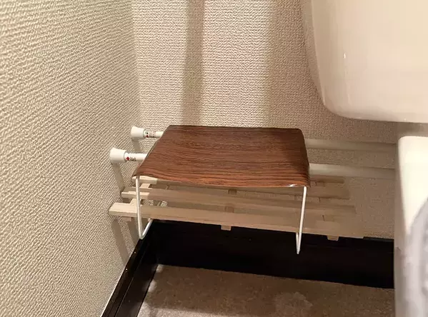 100均のディッシュラックは『便器裏』に置くと便利　トイレグッズをおしゃれに収納できる