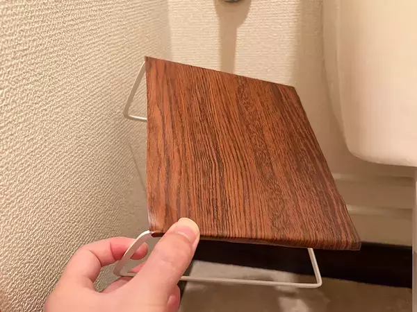 100均のディッシュラックは『便器裏』に置くと便利　トイレグッズをおしゃれに収納できる