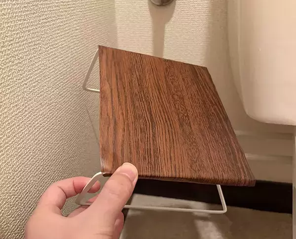 100均のディッシュラックは『便器裏』に置くと便利　トイレグッズをおしゃれに収納できる
