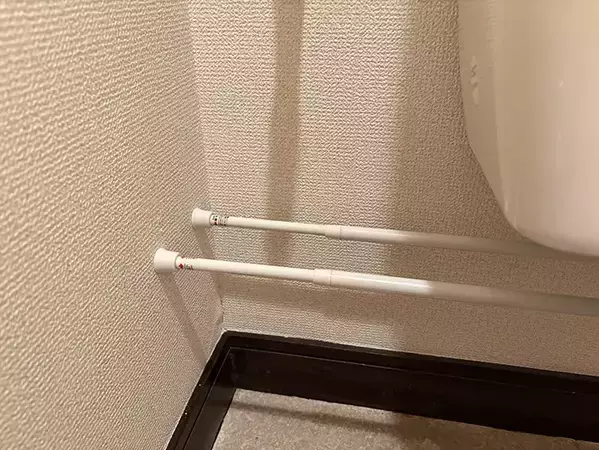 100均のディッシュラックは『便器裏』に置くと便利　トイレグッズをおしゃれに収納できる