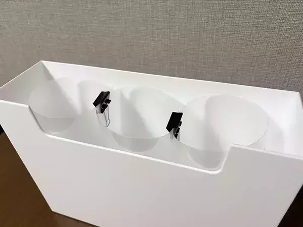 クリアファイルを丸めて『ダブルクリップ』で留めると？　できたものが、キッチン整理に活躍！