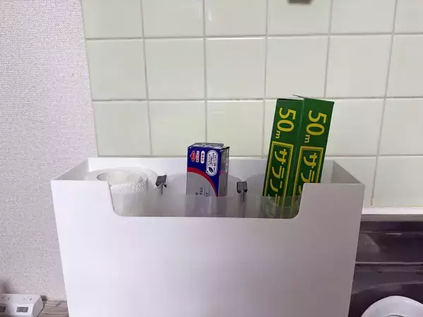クリアファイルを丸めて『ダブルクリップ』で留めると？　できたものが、キッチン整理に活躍！
