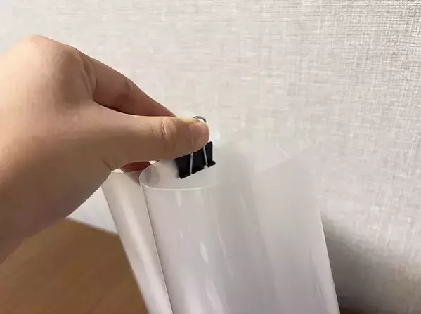 クリアファイルを丸めて『ダブルクリップ』で留めると？　できたものが、キッチン整理に活躍！
