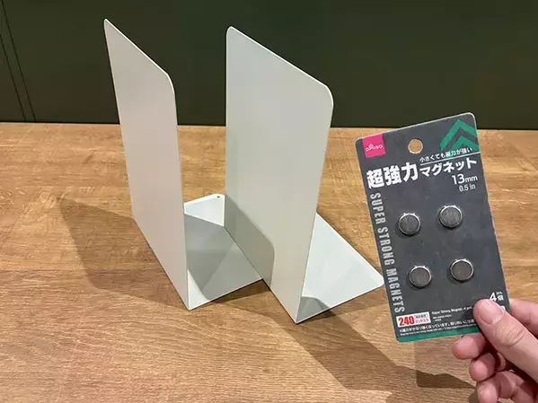 ダイソーの『ブックエンド』に磁石4個をつけるだけ　食器棚が片づく便利な収納ワザ