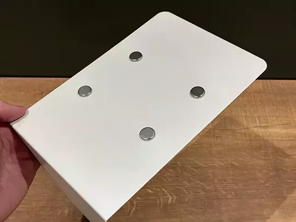 ダイソーの『ブックエンド』に磁石4個をつけるだけ　食器棚が片づく便利な収納ワザ