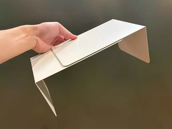 ダイソーの『ブックエンド』に磁石4個をつけるだけ　食器棚が片づく便利な収納ワザ
