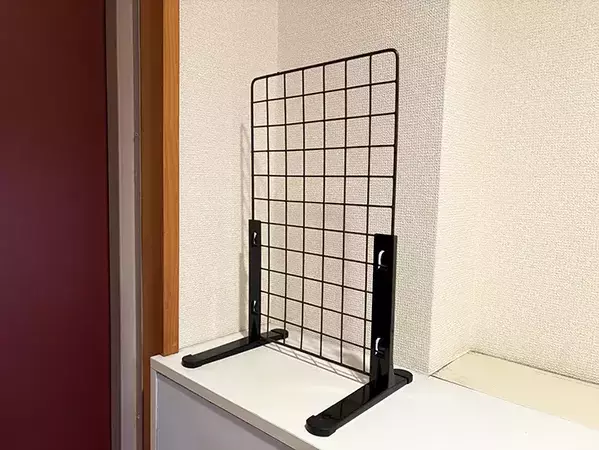 ワイヤーネットを玄関に『立てて』設置すると便利！　100均アイテムで財布やカギをまとめて収納