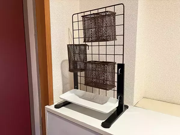 ワイヤーネットを玄関に『立てて』設置すると便利！　100均アイテムで財布やカギをまとめて収納