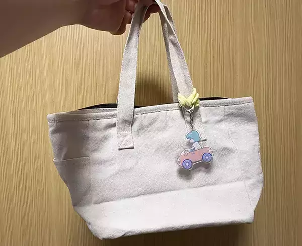 バッグの持ち手に『ヘアゴム』を巻くと？　お気に入りのアイテムをきれいに装着できた