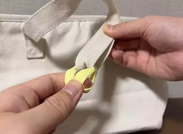 バッグの持ち手に『ヘアゴム』を巻くと？　お気に入りのアイテムをきれいに装着できた