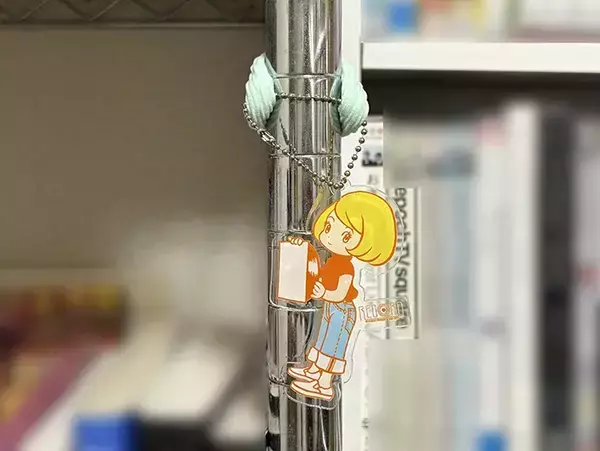 バッグの持ち手に『ヘアゴム』を巻くと？　お気に入りのアイテムをきれいに装着できた