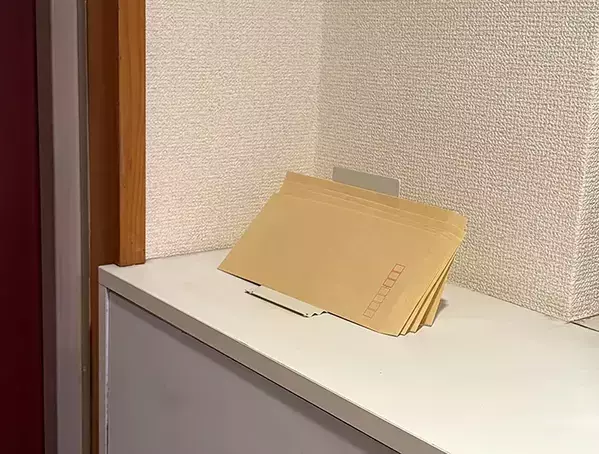 セリアの『ブックスタンド』が収納に便利！　玄関やキッチンで役立つ活用法【3選】