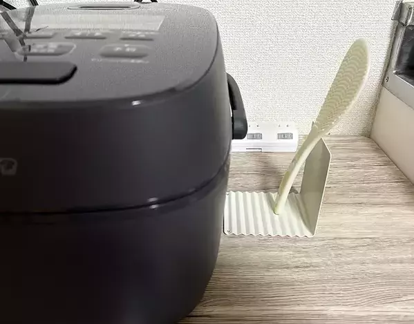 セリアの『ブックスタンド』が収納に便利！　玄関やキッチンで役立つ活用法【3選】