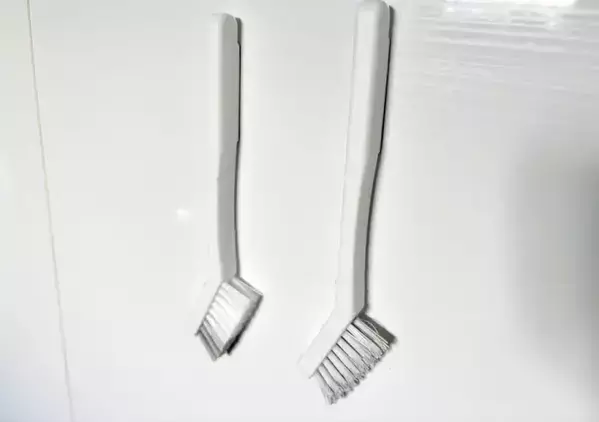 ダイソーで見つけた『掃除用ブラシ』　磁石がついているので？「これは便利」