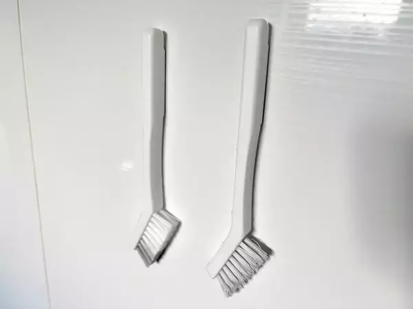 ダイソーで見つけた『掃除用ブラシ』　磁石がついているので？「これは便利」