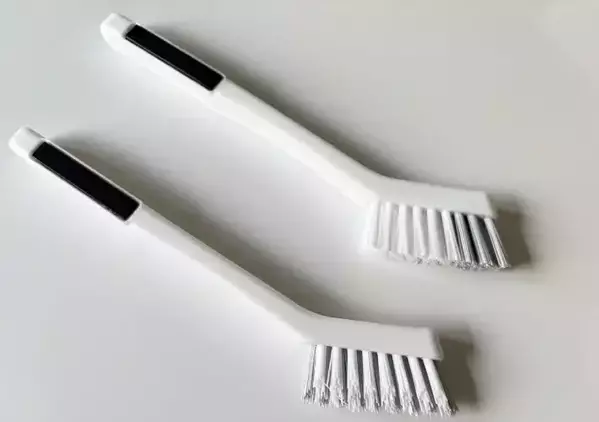 ダイソーで見つけた『掃除用ブラシ』　磁石がついているので？「これは便利」