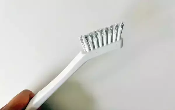 ダイソーで見つけた『掃除用ブラシ』　磁石がついているので？「これは便利」