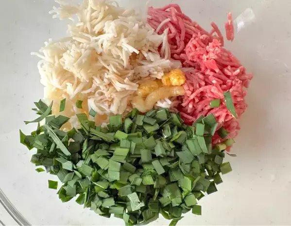 餃子の肉だねに『余ったそうめん』を入れて　意外なアレンジに「簡単でおいしい」「もっちりしてる」