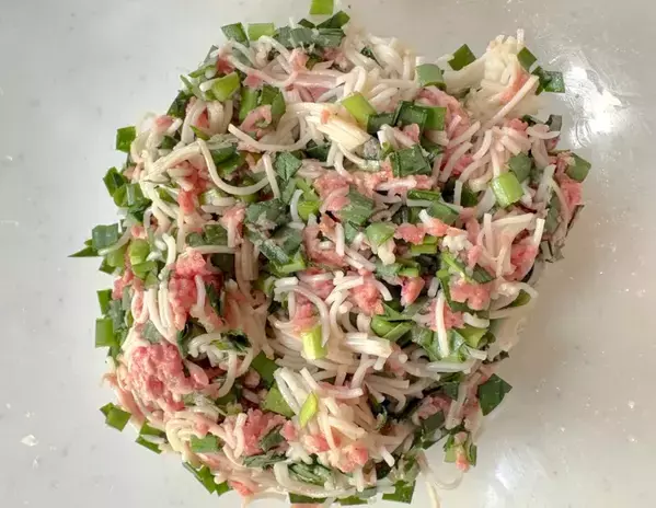 餃子の肉だねに『余ったそうめん』を入れて　意外なアレンジに「簡単でおいしい」「もっちりしてる」