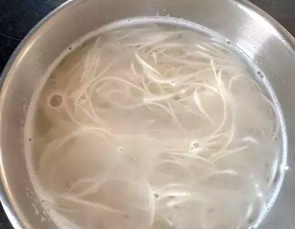 餃子の肉だねに『余ったそうめん』を入れて　意外なアレンジに「簡単でおいしい」「もっちりしてる」