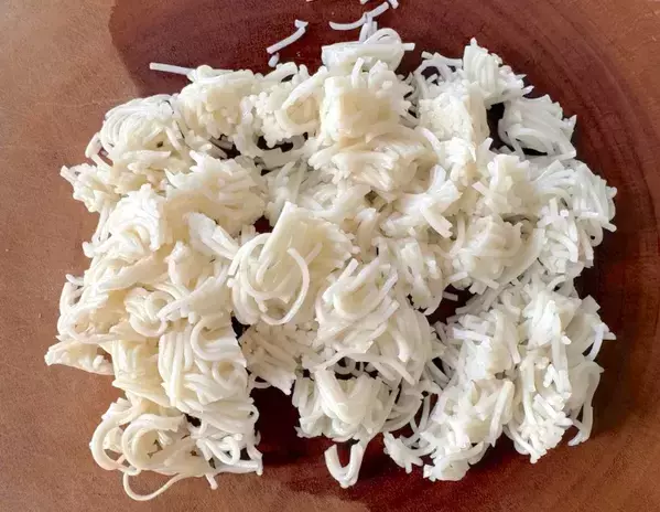 餃子の肉だねに『余ったそうめん』を入れて　意外なアレンジに「簡単でおいしい」「もっちりしてる」