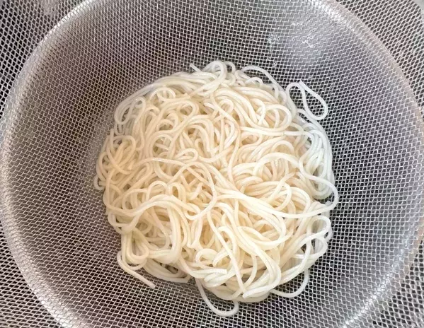 餃子の肉だねに『余ったそうめん』を入れて　意外なアレンジに「簡単でおいしい」「もっちりしてる」