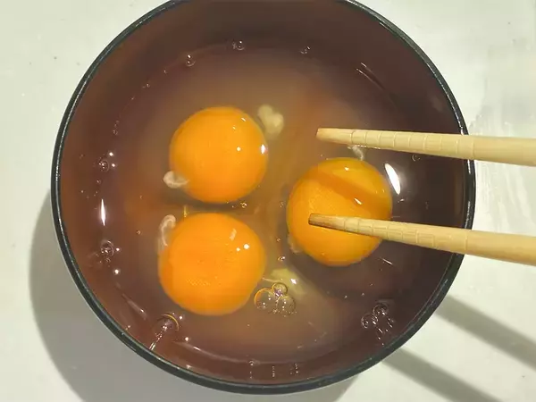 『卵3個』をレンチンするだけで？　本格『だし巻き』が作れるアイテムが便利
