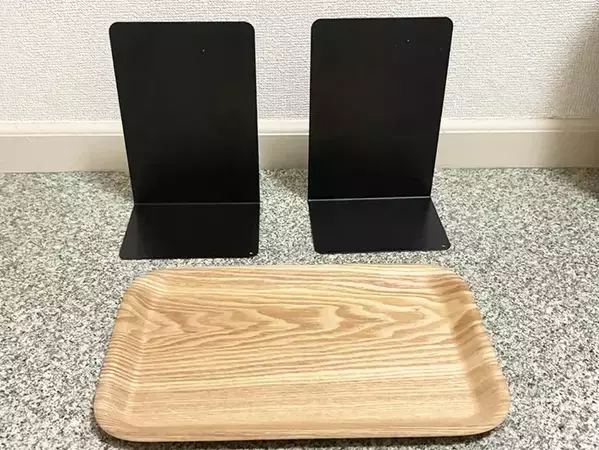ダイソーの『ブックエンド』をトレーに貼ったら？　食器棚の悩みを解消する活用法