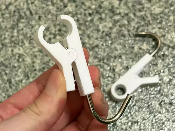ダイソーの『クリップフック』が使いやすい！　狭い洗面台が快適になる収納術