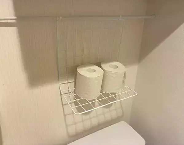100均『ワイヤーネット』の意外な使い道　トイレに設置すると、スッキリ！【収納術4選】