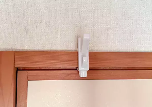 110円でここまでスッキリ！　ダイソー『かもいダブルフック』を検証してみた