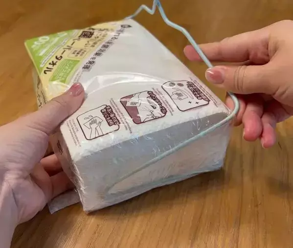 針金ハンガー『1本』でキッチンが広くなる！　3分で作れる収納術とは