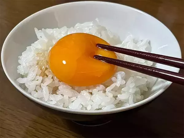 生卵がなくても大丈夫！『1プッシュ』でいつでも「卵かけご飯」が食べられる