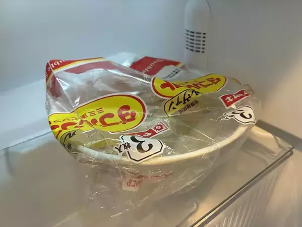 『食パン袋』1枚で冷蔵庫の悩み解決！　におい対策に役立つ活用法が便利