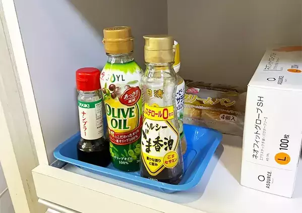100均の『お会計でよく見る青いトレー』　キッチンの悩みが解決する便利な活用法【3選】