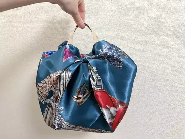 紙袋、そのまま持ち歩くの待った！　布1枚で『おしゃれなバッグ』に見せる裏ワザ