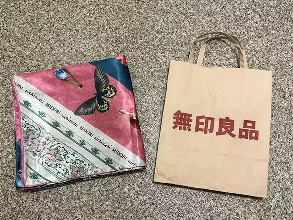 紙袋、そのまま持ち歩くの待った！　布1枚で『おしゃれなバッグ』に見せる裏ワザ