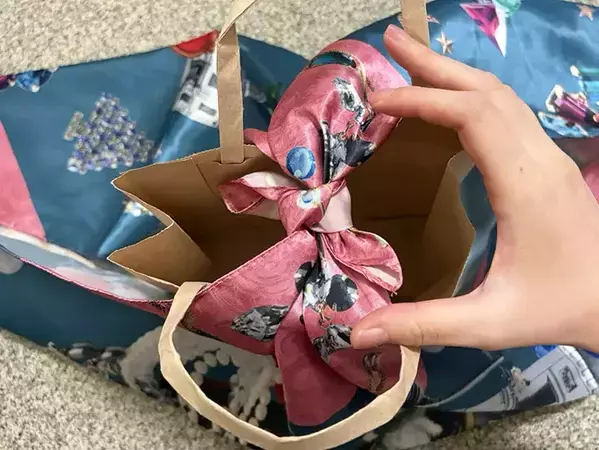 紙袋、そのまま持ち歩くの待った！　布1枚で『おしゃれなバッグ』に見せる裏ワザ