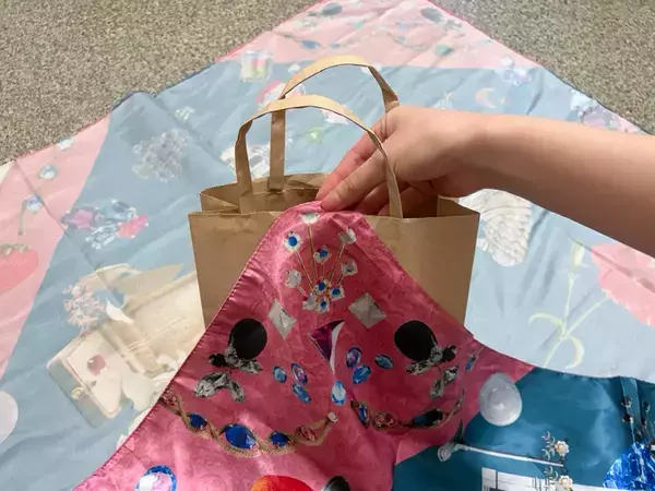 紙袋、そのまま持ち歩くの待った！　布1枚で『おしゃれなバッグ』に見せる裏ワザ
