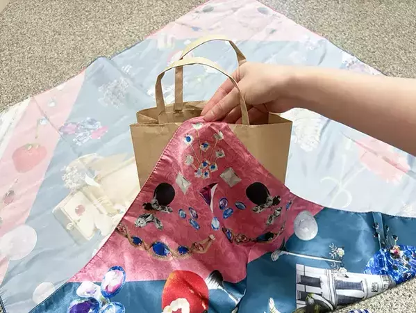 紙袋、そのまま持ち歩くの待った！　布1枚で『おしゃれなバッグ』に見せる裏ワザ
