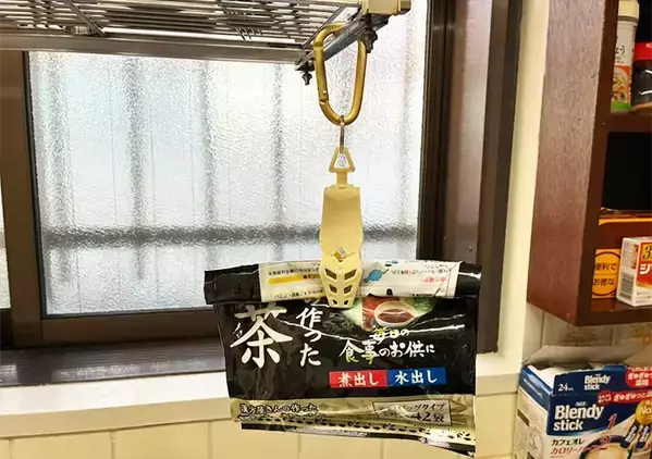 セリアの『挟めるカラビナ』が万能　開封済水出しお茶の保管で役立つライフハック