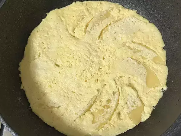 薄切り『リンゴ』を円形に並べて…　フライパンで焼くと「優しい味」「シャキシャキ＆フワフワ食感」