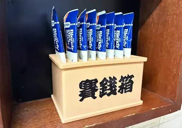 100均で発見した『ミニ賽銭箱』　キッチンに置けば、「お賽銭」感覚で物を整理できて楽しい