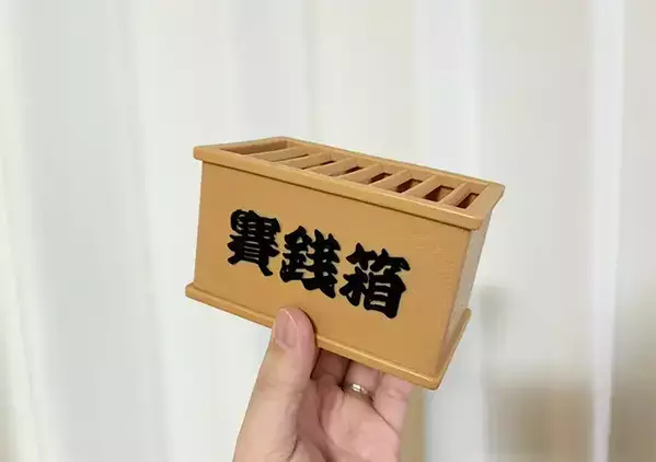 100均で発見した『ミニ賽銭箱』　キッチンに置けば、「お賽銭」感覚で物を整理できて楽しい