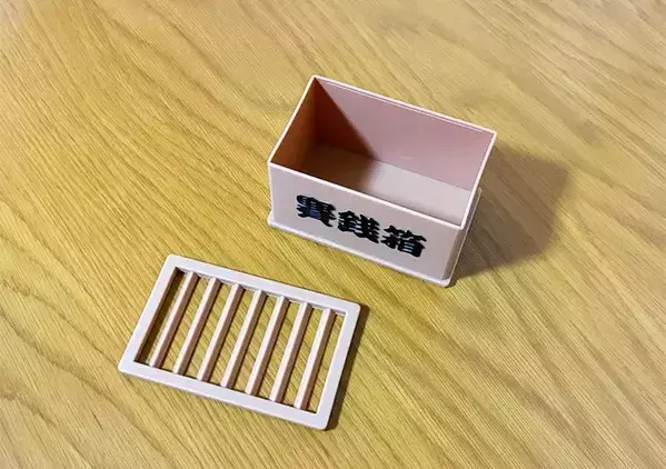 100均で発見した『ミニ賽銭箱』　キッチンに置けば、「お賽銭」感覚で物を整理できて楽しい