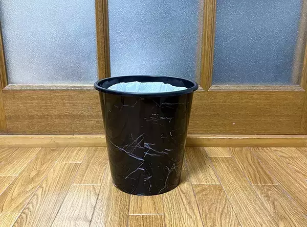 クリアファイルを丸めてゴミ箱に入れると？　3分ほどの作業で、生活感を抑えてくれた