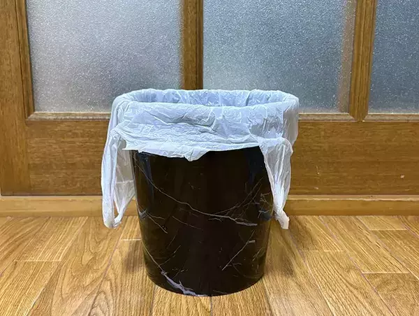 クリアファイルを丸めてゴミ箱に入れると？　3分ほどの作業で、生活感を抑えてくれた