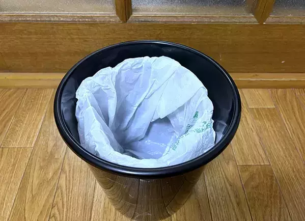 クリアファイルを丸めてゴミ箱に入れると？　3分ほどの作業で、生活感を抑えてくれた