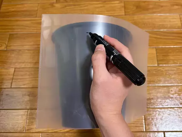 クリアファイルを丸めてゴミ箱に入れると？　3分ほどの作業で、生活感を抑えてくれた