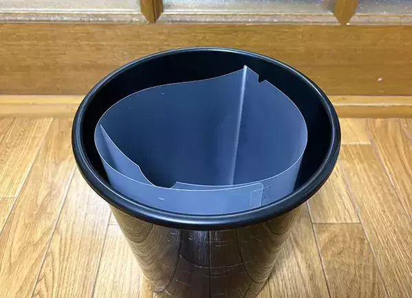 クリアファイルを丸めてゴミ箱に入れると？　3分ほどの作業で、生活感を抑えてくれた